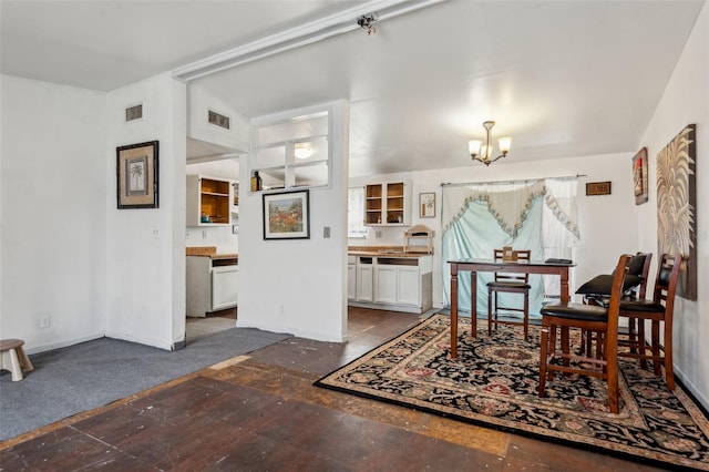 living area featuring a chandelier, visible vents, and baseboards