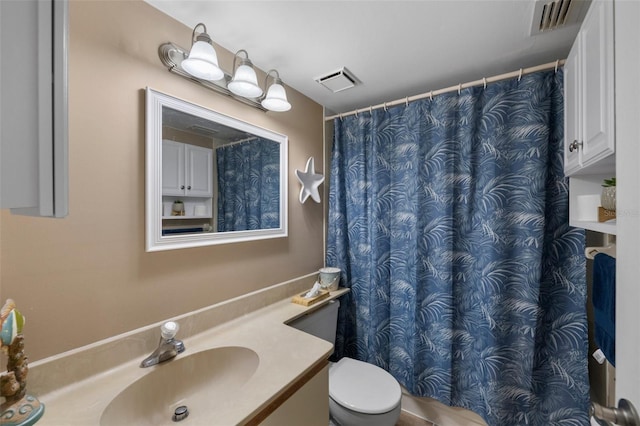 full bath with a shower with shower curtain, visible vents, vanity, and toilet