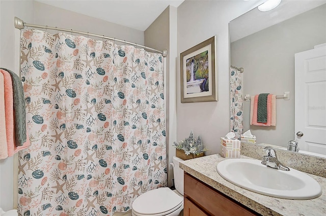 full bathroom featuring a shower with shower curtain, vanity, and toilet