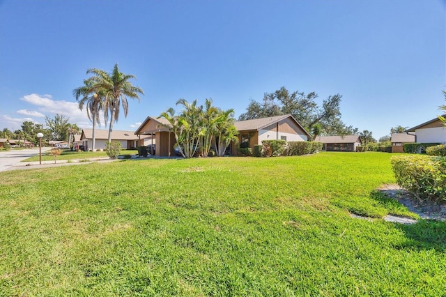 view of front of property featuring a front yard