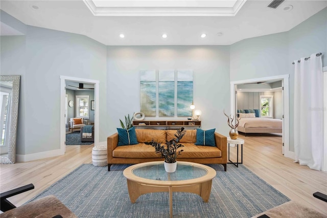 living area with visible vents, recessed lighting, light wood-style flooring, and baseboards