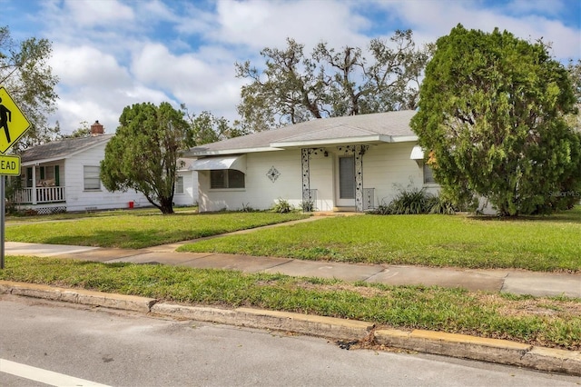 view of front of home featuring a front yard