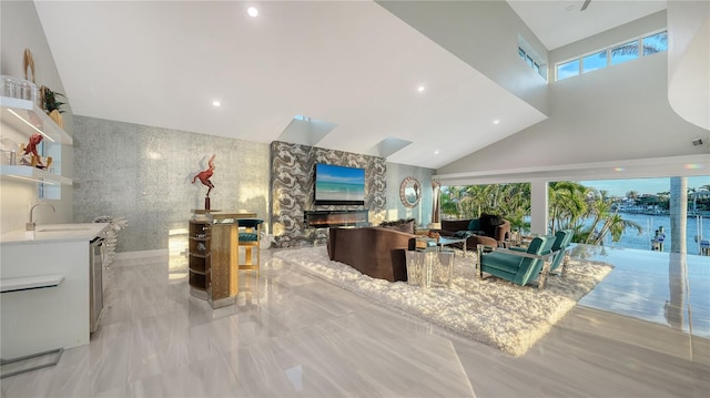 living room with recessed lighting, indoor wet bar, and a high ceiling