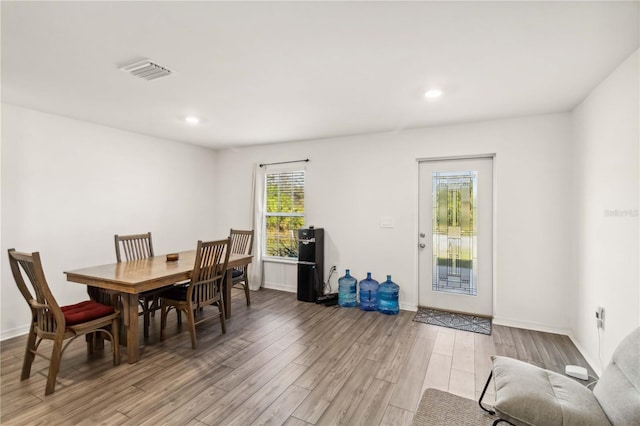 dining space featuring recessed lighting, light wood-type flooring, visible vents, and baseboards