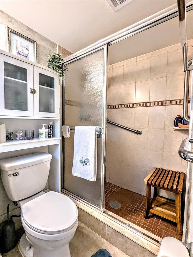 2057 Sunset Dr Unit G1, Bradenton, FL 34207 - full bath with visible vents, a shower stall, and toilet