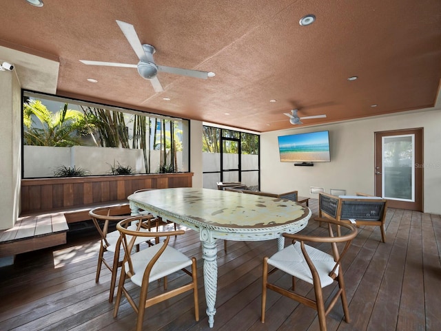 sunroom with ceiling fan