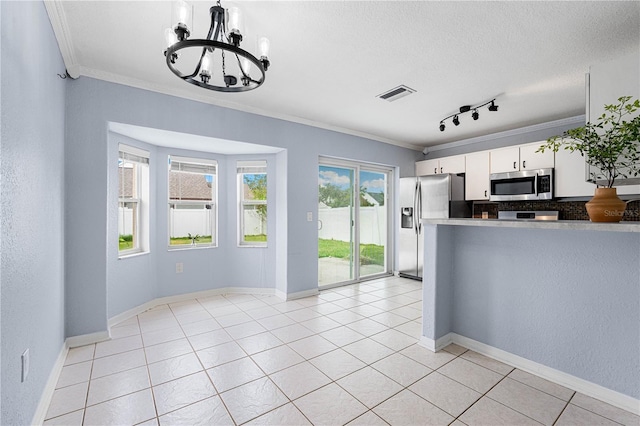 kitchen with crown molding, stainless steel appliances, visible vents, white cabinets, and a textured ceiling