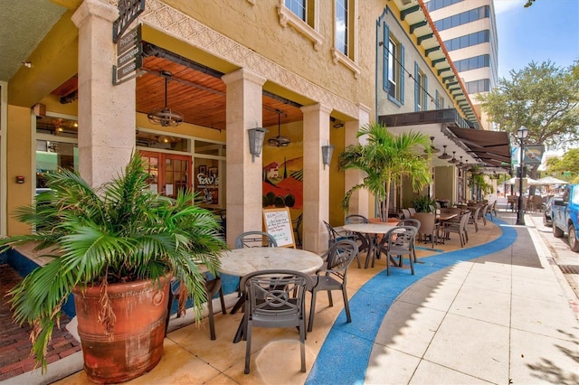 view of patio with ceiling fan and outdoor dining space