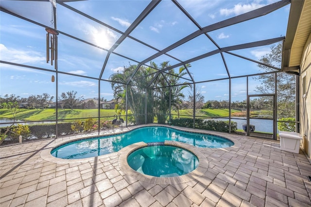 7108 Callander Cv, Lakewood Ranch, FL 34202 - view of swimming pool featuring a patio, a water view, a lanai, and a pool with connected hot tub
