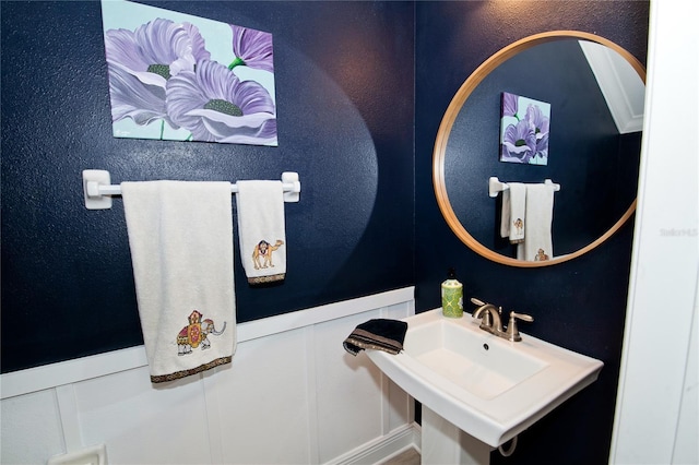5118 78th St Cir E, Bradenton, FL 34203 - bathroom featuring wainscoting, a sink, and a decorative wall
