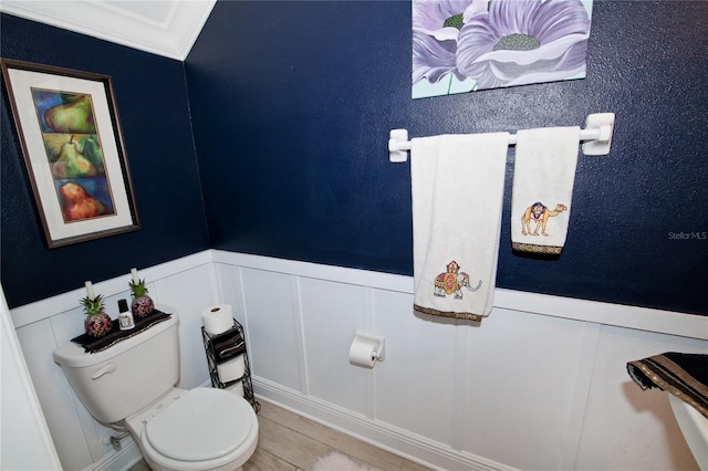5118 78th St Cir E, Bradenton, FL 34203 - bathroom featuring a wainscoted wall, crown molding, a decorative wall, toilet, and wood finished floors