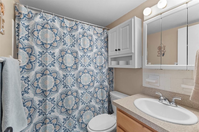 full bathroom featuring toilet, a shower with curtain, decorative backsplash, and vanity