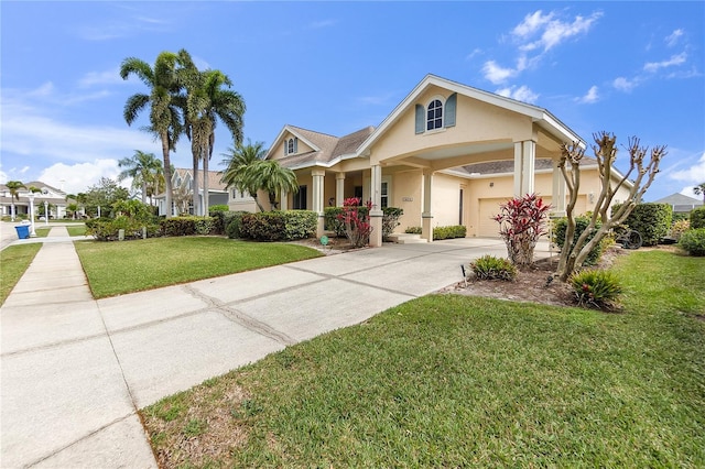 view of front of house featuring stucco siding, driveway, and a front yard