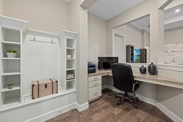 office space featuring dark wood-style floors, built in study area, and baseboards