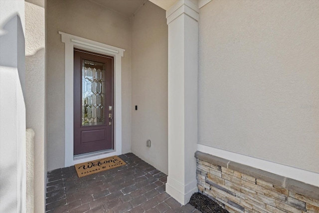 entrance to property with stucco siding