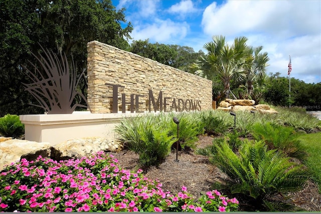 view of community / neighborhood sign