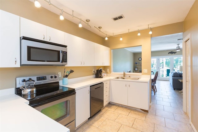 kitchen with stainless steel appliances, a sink, visible vents, white cabinetry, and light countertops