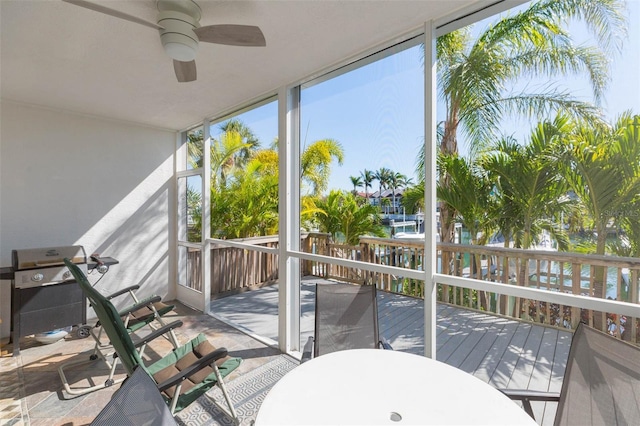 sunroom with ceiling fan