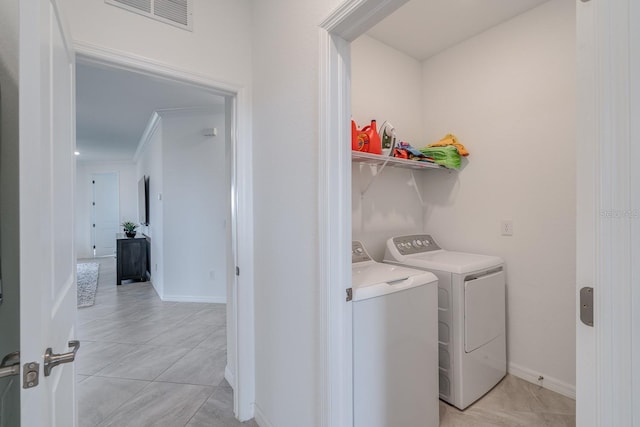 laundry room with laundry area, independent washer and dryer, visible vents, and baseboards