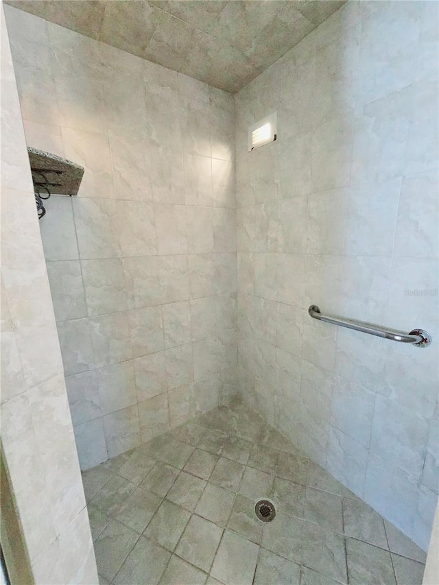 bathroom featuring a tile shower