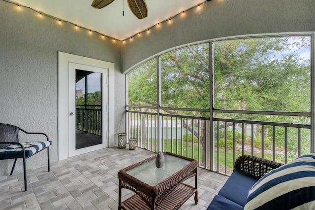 sunroom with ceiling fan