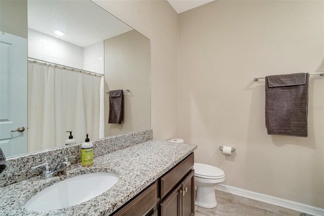 bathroom featuring toilet, curtained shower, baseboards, and vanity