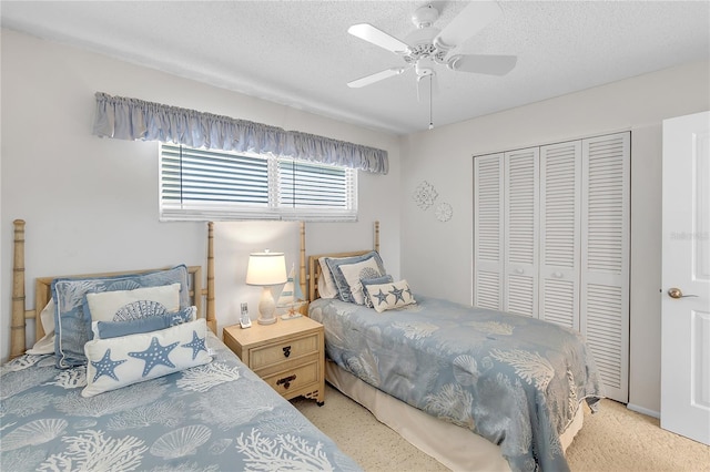 bedroom with ceiling fan, a textured ceiling, and a closet