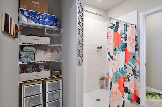 bathroom featuring tiled shower