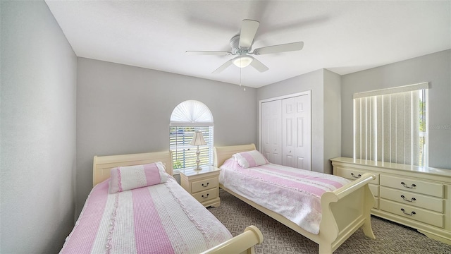 bedroom featuring carpet floors, a ceiling fan, and a closet