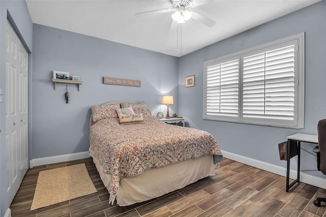 bedroom featuring wood tiled floor, baseboards, ceiling fan, and a closet