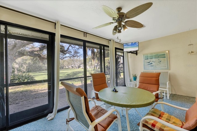 sunroom with ceiling fan