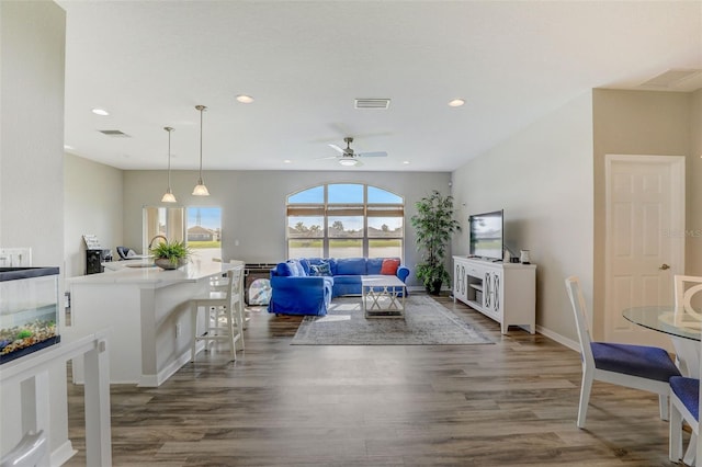 living area featuring dark wood-style floors, baseboards, visible vents, and recessed lighting