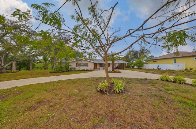 view of front facade with driveway and a front lawn