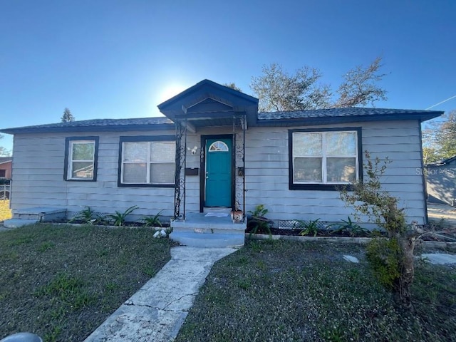 view of front of property featuring a front lawn