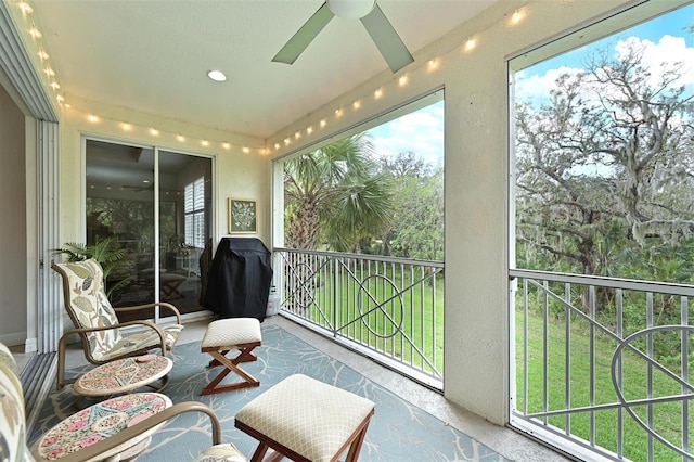 sunroom with ceiling fan