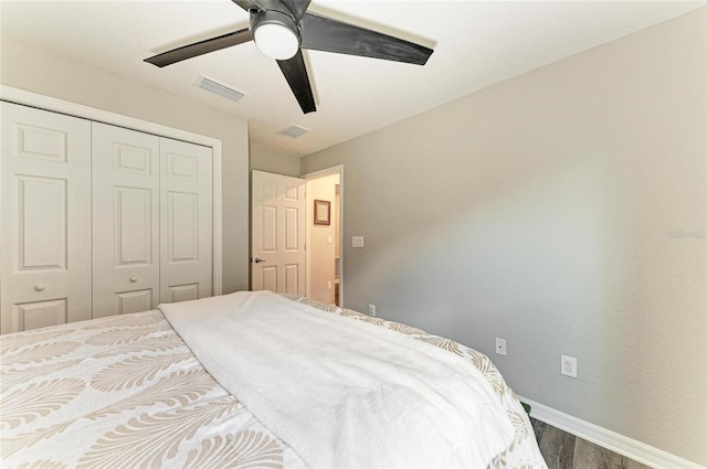 bedroom with ceiling fan, a closet, visible vents, and baseboards