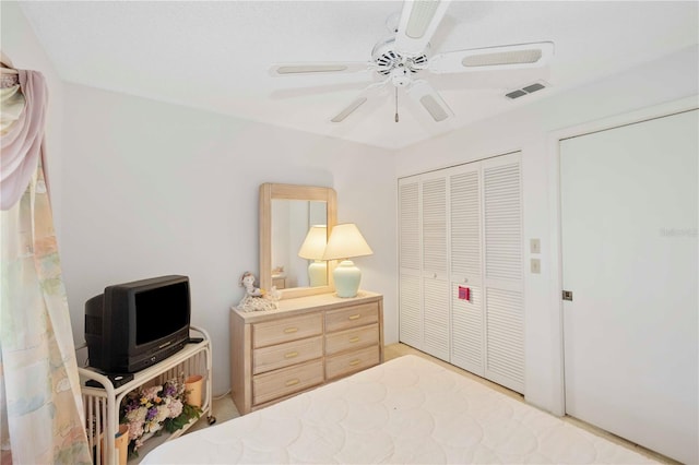 bedroom featuring visible vents, a closet, and a ceiling fan