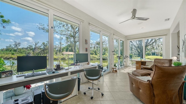 sunroom featuring visible vents and a ceiling fan