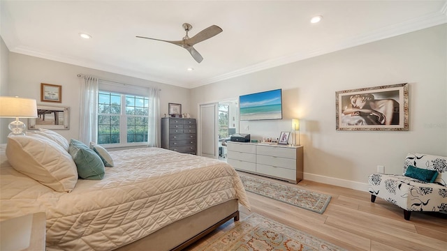 bedroom with light wood-style floors, recessed lighting, crown molding, and baseboards