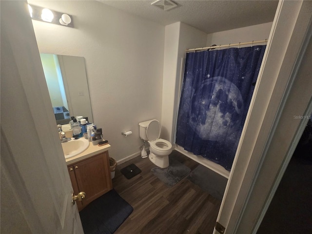 full bath with curtained shower, visible vents, toilet, vanity, and wood finished floors