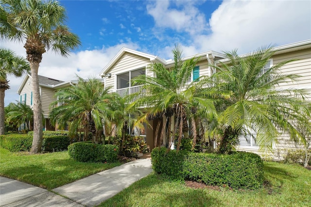 view of front of property with a front yard