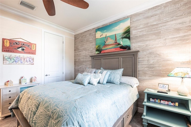 bedroom with visible vents, a ceiling fan, and ornamental molding