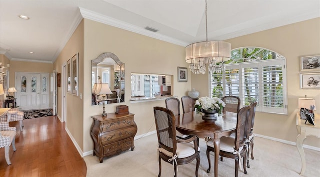 dining space featuring visible vents, baseboards, an inviting chandelier, crown molding, and recessed lighting