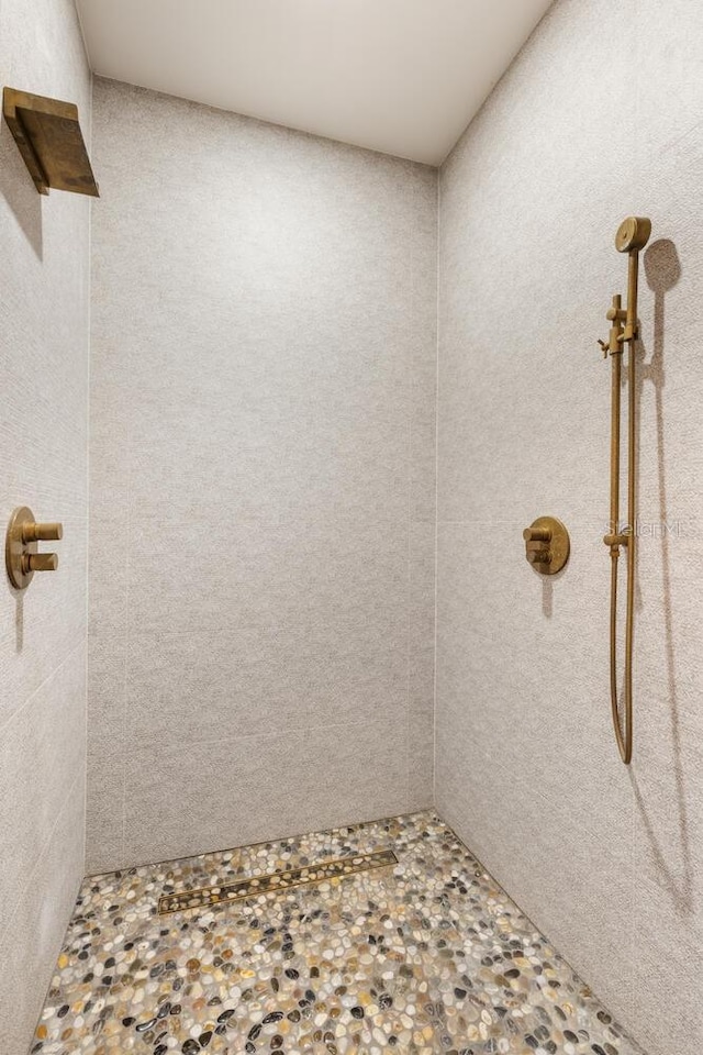 full bathroom featuring a tile shower