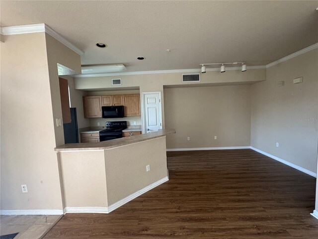 kitchen featuring black appliances, dark wood-style floors, visible vents, and crown molding