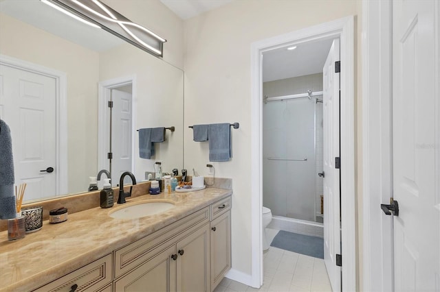 full bathroom featuring a stall shower, baseboards, vanity, and toilet