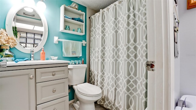 full bath with a textured ceiling, toilet, vanity, and a shower with curtain