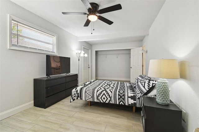 bedroom featuring a ceiling fan, baseboards, and a closet