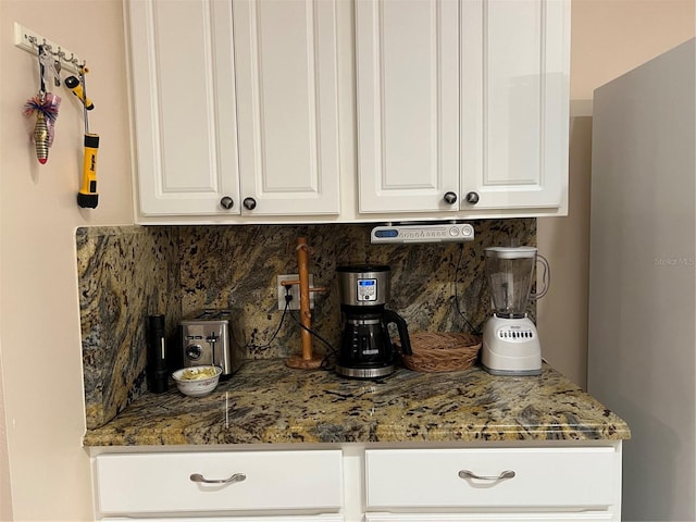 bar featuring tasteful backsplash