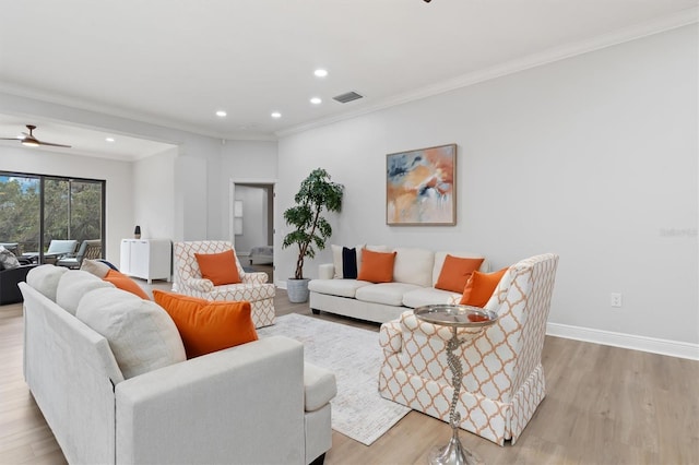 living area featuring recessed lighting, visible vents, baseboards, light wood finished floors, and crown molding